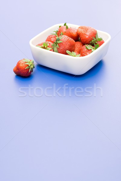 草莓 白 盤 草莓 藍色 新鮮 商業照片 © erierika