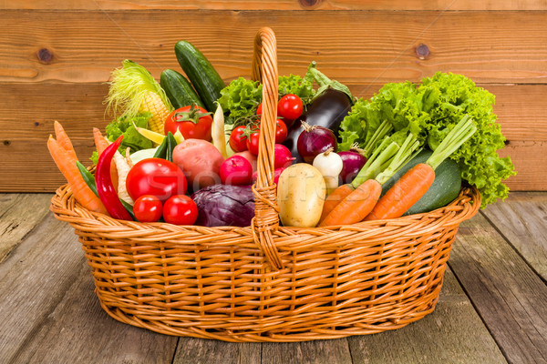 Koszyka różny świeże warzywa wiklina pełny rustykalny Zdjęcia stock © erierika