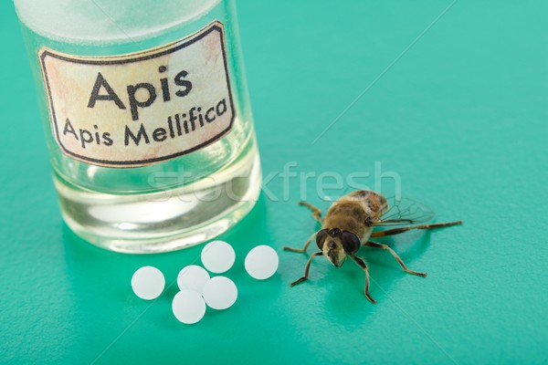 Foto stock: Homeopáticos · pílulas · veneno · abelha · real · verde