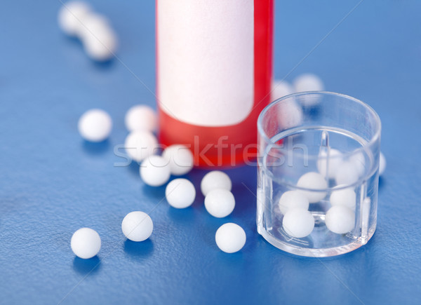 Homeopate pastile plastic in jurul roşu pilulă Imagine de stoc © erierika