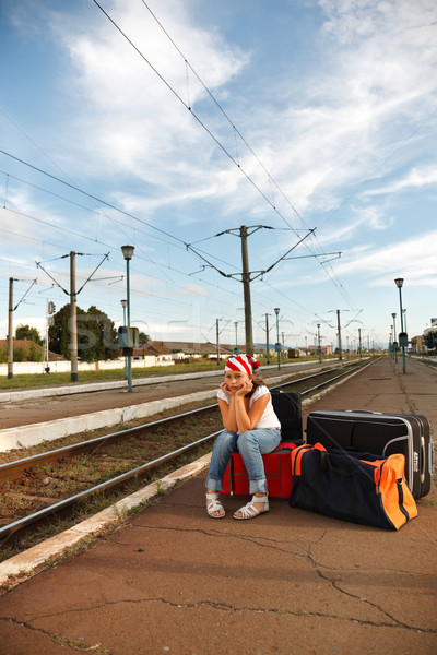 年輕的女孩 火車站 坐在 行李 等候 女子 商業照片 © erierika