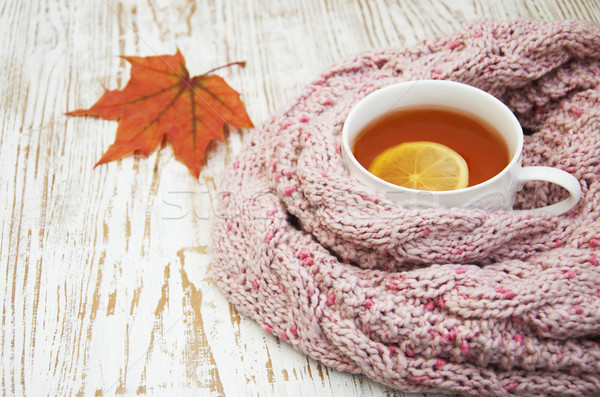 Kubek hot herbaty cytryny szalik jesienią Zdjęcia stock © Es75