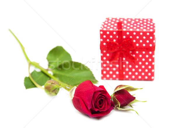 Roses rouges coffret cadeau blanche papier coeur fond [[stock_photo]] © Es75