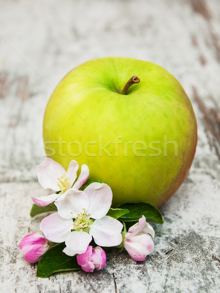 Măr măr flori vechi masa de lemn alimente Imagine de stoc © Es75