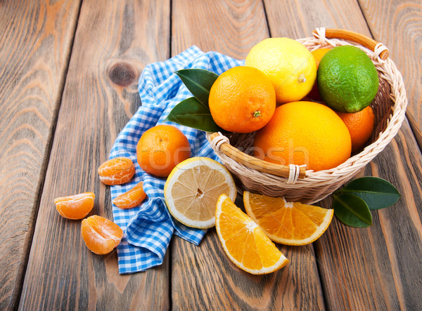 新鮮 柑橘 水果 老 木桌 葉 商業照片 © Es75