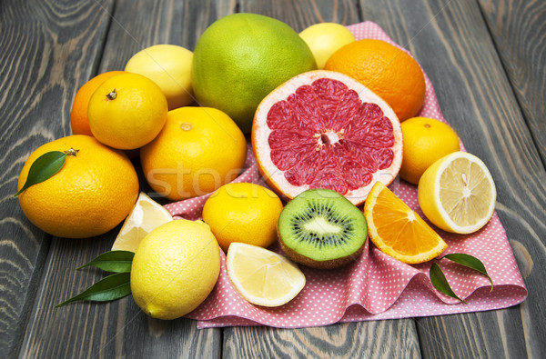 Cytrus owoce zmiana pozostawia tabeli żywności Zdjęcia stock © Es75