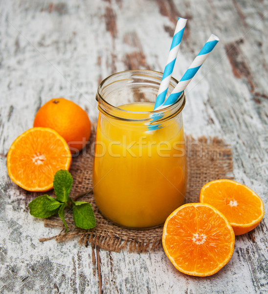 Suc de portocale sticlă lemn tabel mic dejun Imagine de stoc © Es75