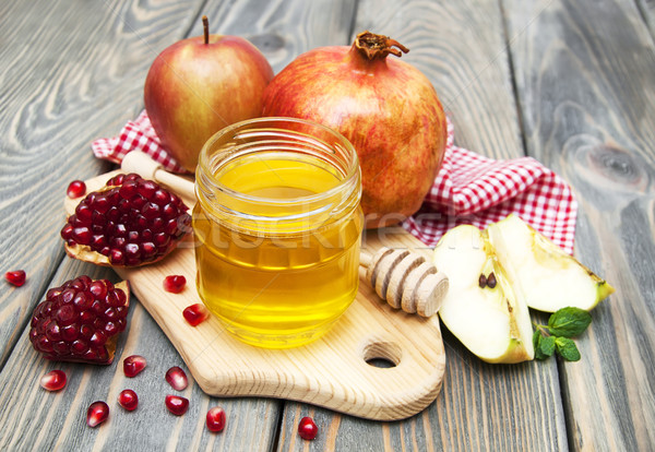 Méz alma gránátalma fa asztal zöld tányér Stock fotó © Es75