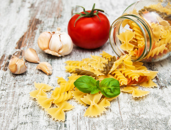 Makaronu składniki czosnku pomidorów włoski drewna Zdjęcia stock © Es75