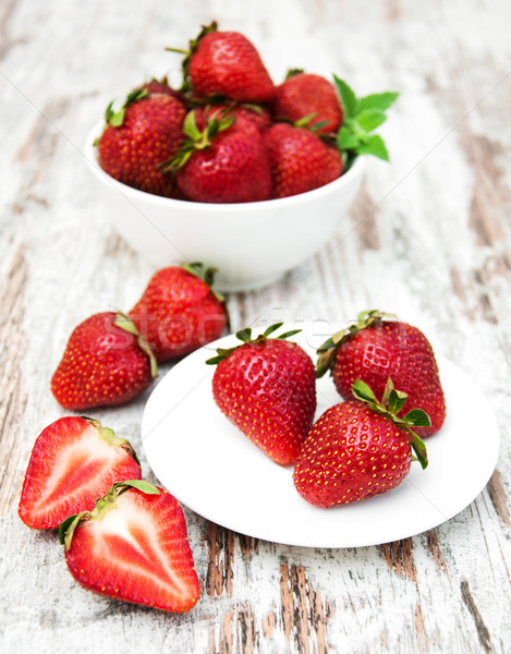 Bol fraises vieux bois bois fond Photo stock © Es75