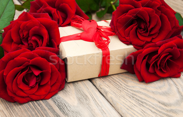 Stock foto: Rote · Rosen · Geschenkbox · Holz · Blumen · stieg · Herz