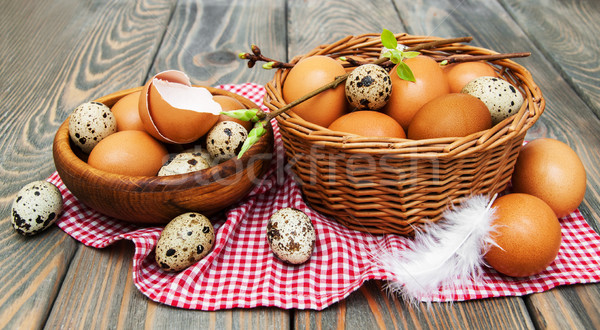 Farklı yumurta sepet eski ahşap bahar Stok fotoğraf © Es75