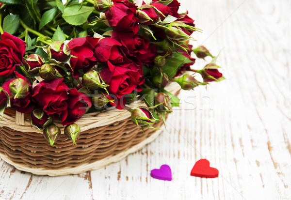 Foto d'archivio: Rose · rosse · basket · legno · wedding · amore · rosa