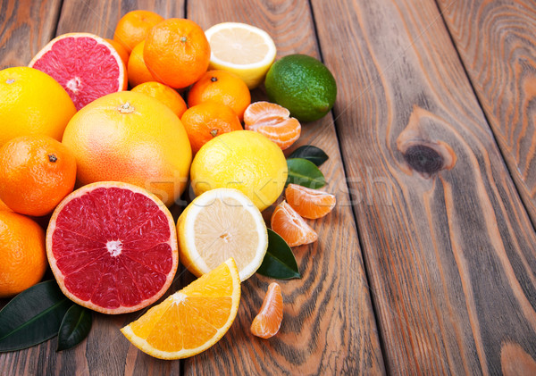 Vers citrus vruchten oude houten tafel voedsel Stockfoto © Es75