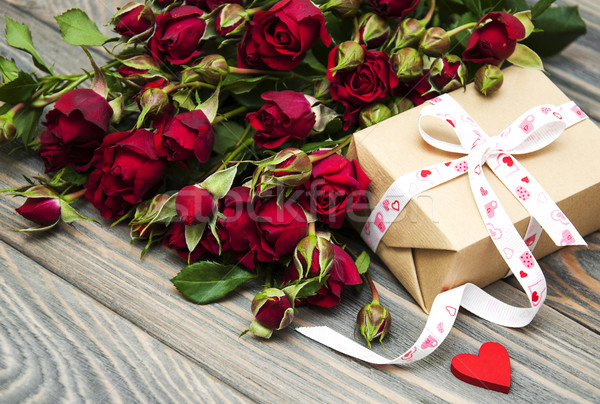 Foto stock: Rosas · vermelhas · caixa · de · presente · flores · rosa · coração