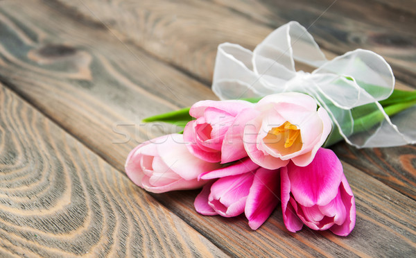 Roze tulpen lint oude houten bloemen Stockfoto © Es75