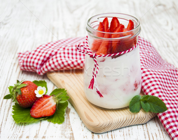 Jogurt truskawek serwowane świeże szkła żywności Zdjęcia stock © Es75