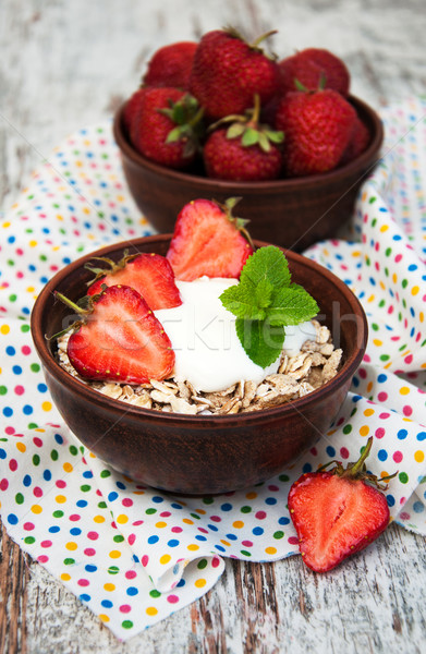 [[stock_photo]]: Muesli · fraises · vieux · bois · bois · table