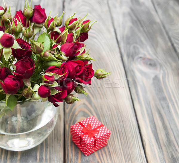 Roses rouges coffret cadeau bois papier rose coeur [[stock_photo]] © Es75