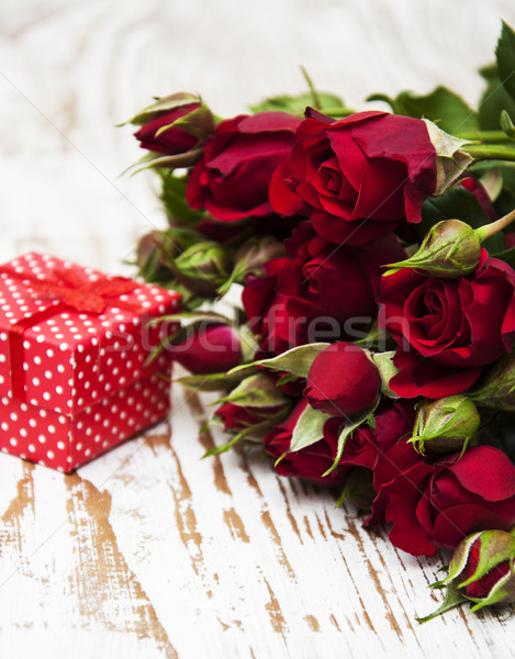 Foto stock: Rosas · rojas · caja · de · regalo · flores · aumentó · corazón