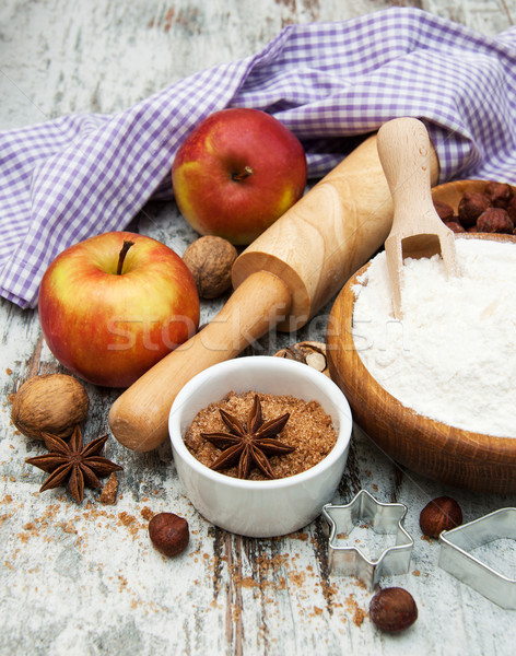 Foto stock: Ingredientes · pastel · de · manzana · manzana · roja · mantequilla · harina · azúcar · moreno