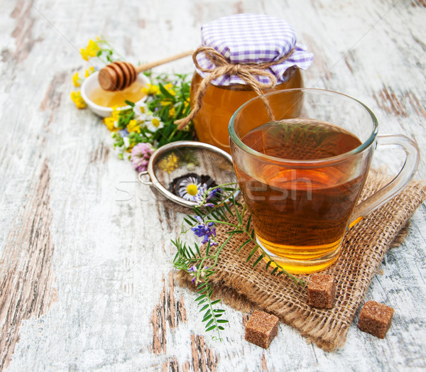 Cup tè miele fiori vecchio legno Foto d'archivio © Es75