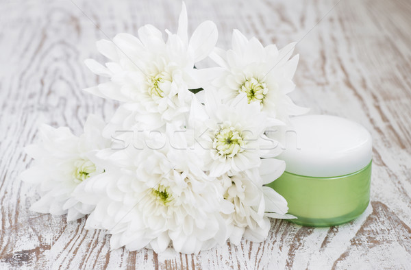 Hidratáló arckrém konténer fehér krizantém virágok Stock fotó © Es75