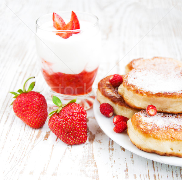 Vers aardbeien pannenkoeken yoghurt heerlijk brunch Stockfoto © Es75