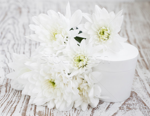 Crema per il viso contenitore bianco crisantemo fiori Foto d'archivio © Es75