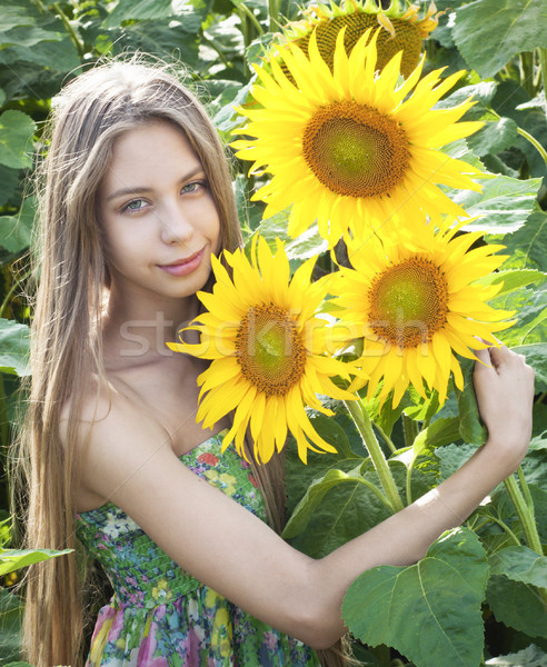 Fata frumoasa floarea-soarelui vară câmp fată modă Imagine de stoc © Es75