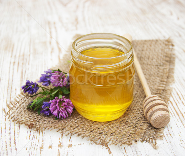 Foto stock: Mel · flores · vidro · pote · doce · mesa · de · madeira