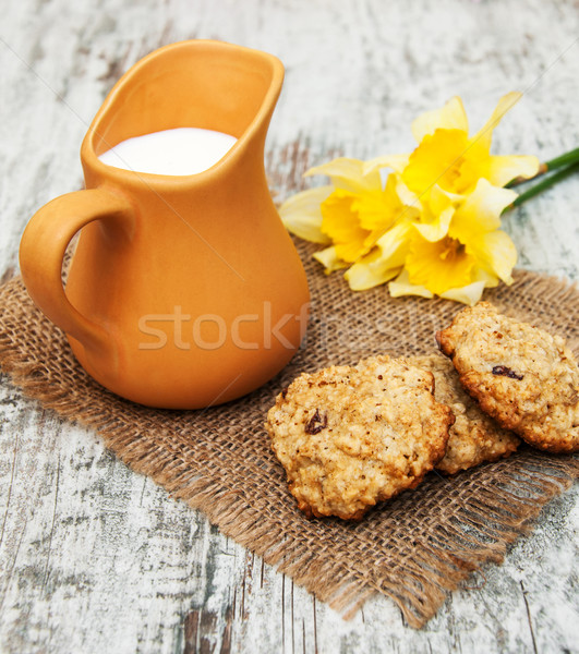 Foto stock: Cookies · leche · edad · flores