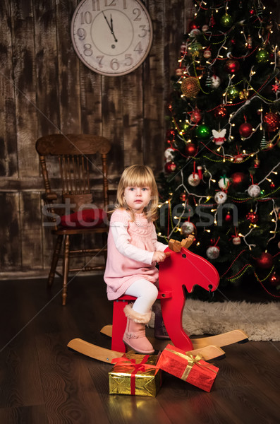 Petite fille jouet cheval belle arbre de noël fille Photo stock © Es75