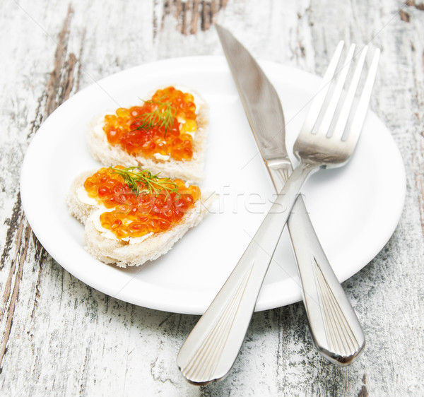 Sandwich roşu caviar formă inimă peşte Imagine de stoc © Es75
