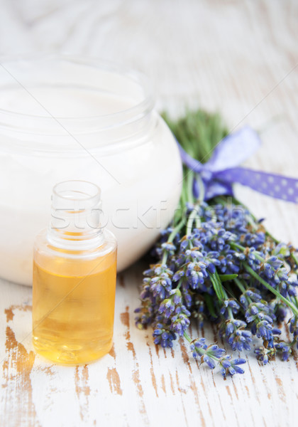 Recipient smântână ulei de masaj lavandă alb Imagine de stoc © Es75