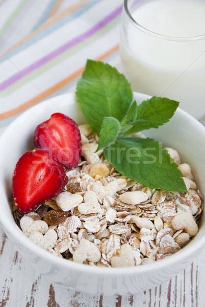 Sani colazione ciotola cereali fragole latte Foto d'archivio © Es75