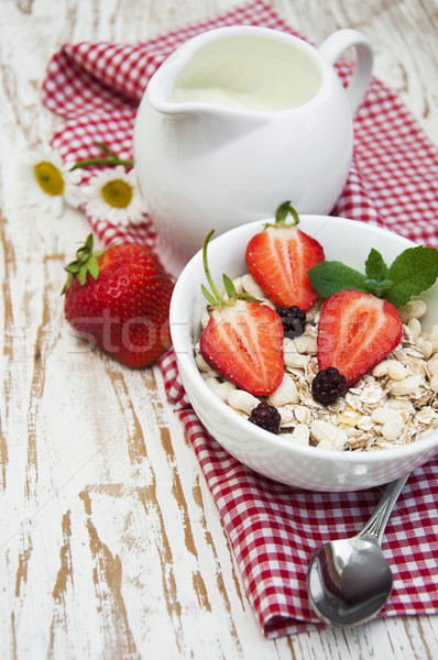 Graan müsli aardbeien gezonde ontbijt voedsel Stockfoto © Es75