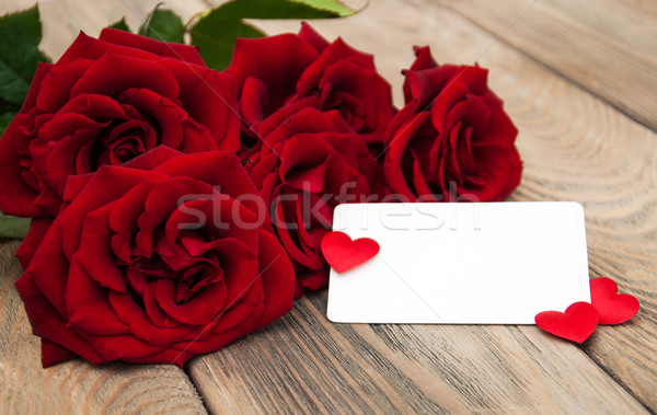 Rose rosse biglietto d'auguri fresche legno amore compleanno Foto d'archivio © Es75