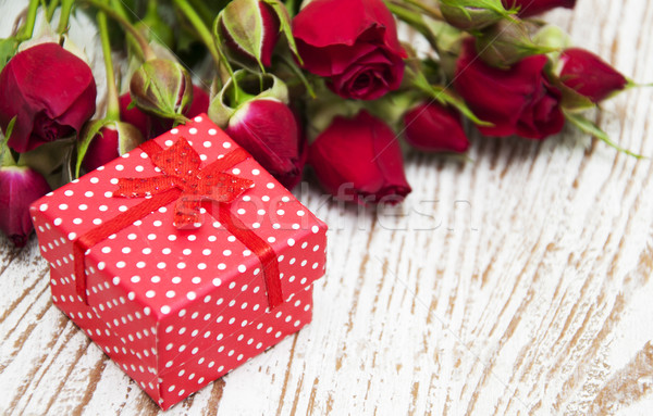 Roses rouges coffret cadeau bois fleurs rose coeur [[stock_photo]] © Es75