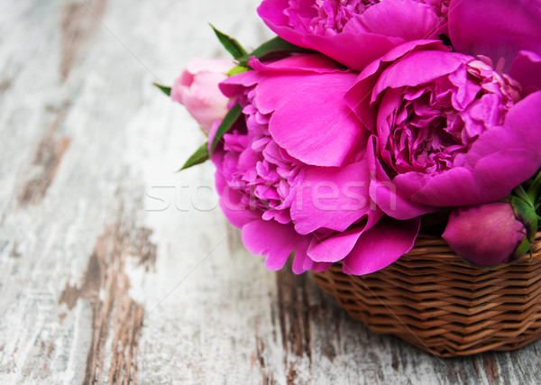 Basket rosa vecchio legno fiore amore Foto d'archivio © Es75