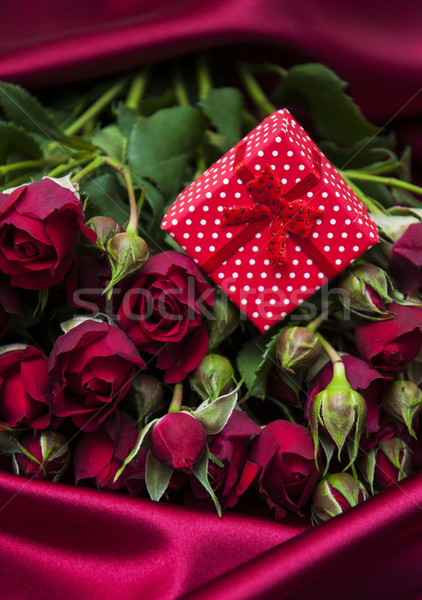 Rose rosse scatola regalo seta abstract natura design Foto d'archivio © Es75