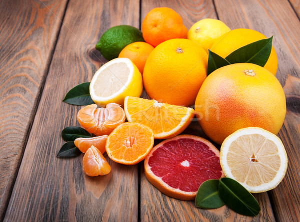 Fresco cítrico frutas velho mesa de madeira natureza Foto stock © Es75