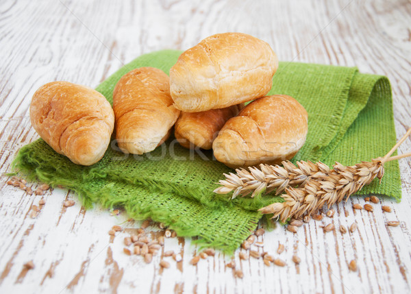 Croissant frischen alten Holz Weizen Frühstück Stock foto © Es75