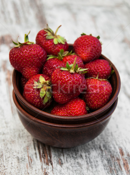 Bol fraises vieux bois bois nature Photo stock © Es75