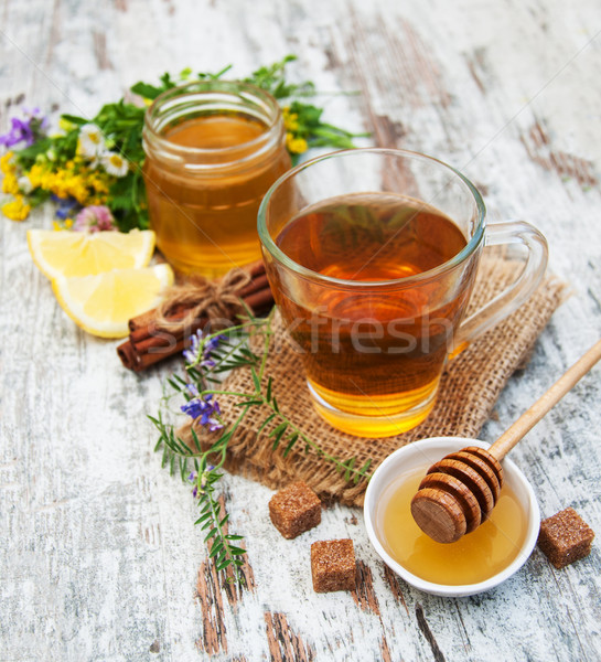 Csésze tea méz virágok öreg fából készült Stock fotó © Es75