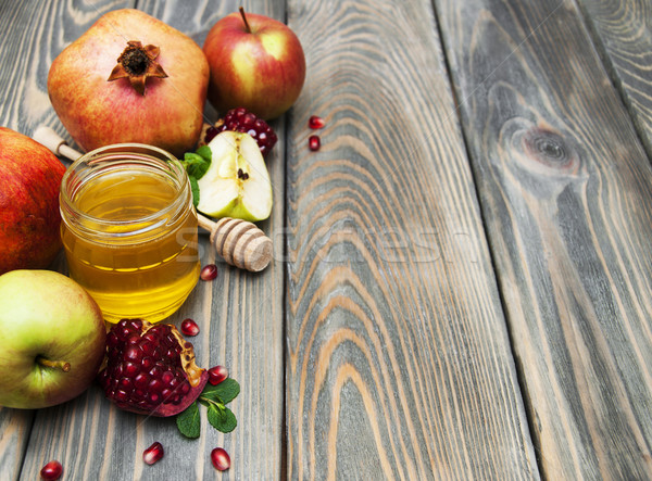 Miere măr rodie masa de lemn verde placă Imagine de stoc © Es75