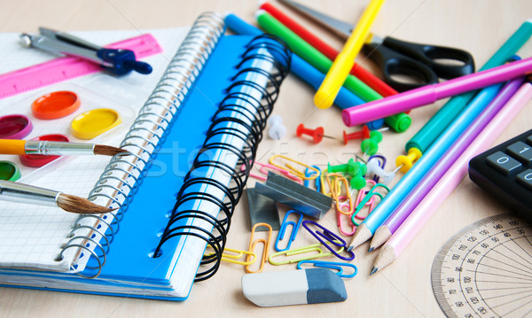 Bureau fournitures scolaires portable crayons simulateur Photo stock © Es75