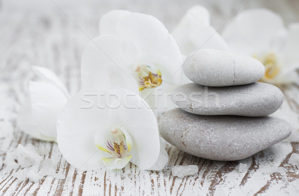 Orchideák fürdő kövek fehér fa háttér Stock fotó © Es75