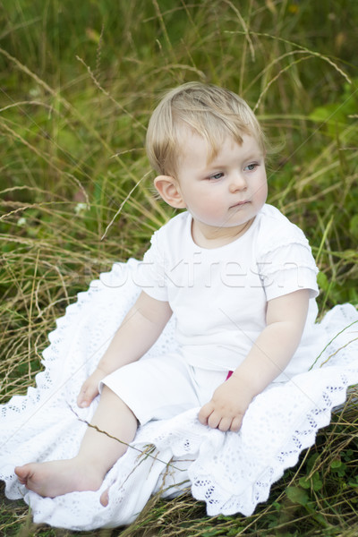 Mooie weinig baby cute meisje vergadering Stockfoto © Es75