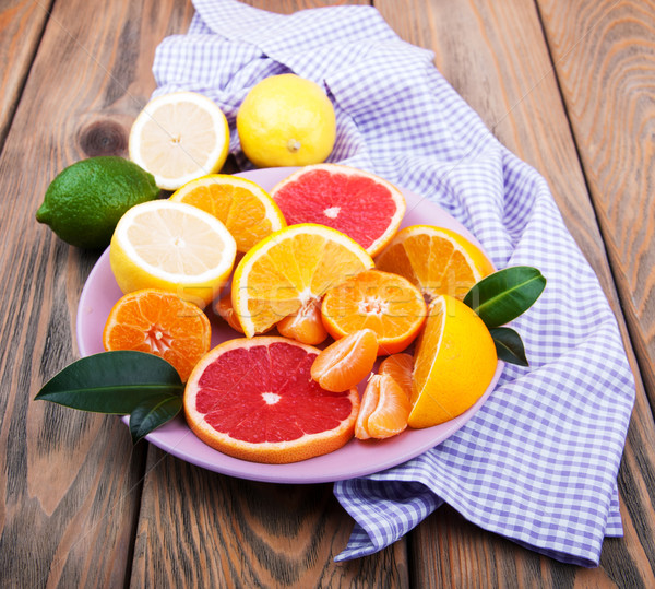 Fresco cítrico frutas velho mesa de madeira comida Foto stock © Es75